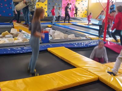 Dzieci z Placówki Wsparcia Dziennego w Ostrowcu korzystają z atrakcji w parku trampolin. 
