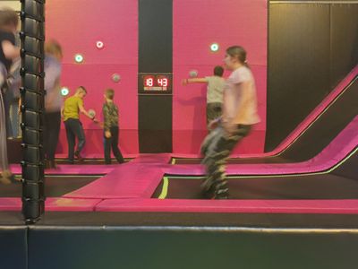 Dzieci z Ostrowca skaczą na trampolinach. 