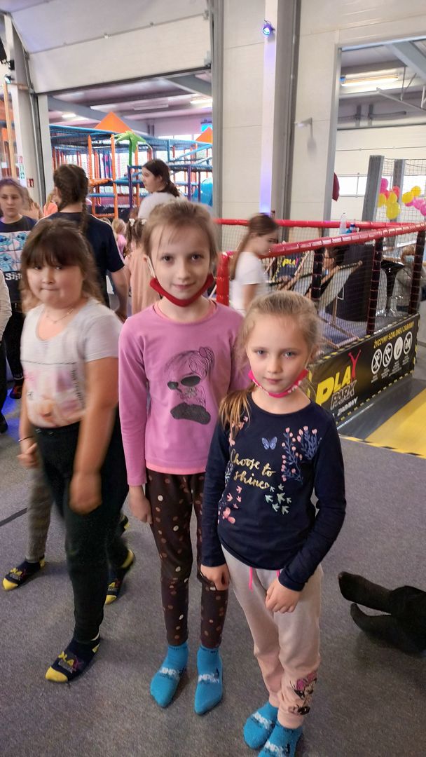 Dziewczynki z Placówki Wsparcia Dziennego w Ostrowcu w parku trampolin.