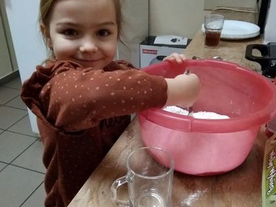 Wychowanka Placówki Wsparcia Dziennego w Pękaninie miesza składniki na gofry w misce. 
