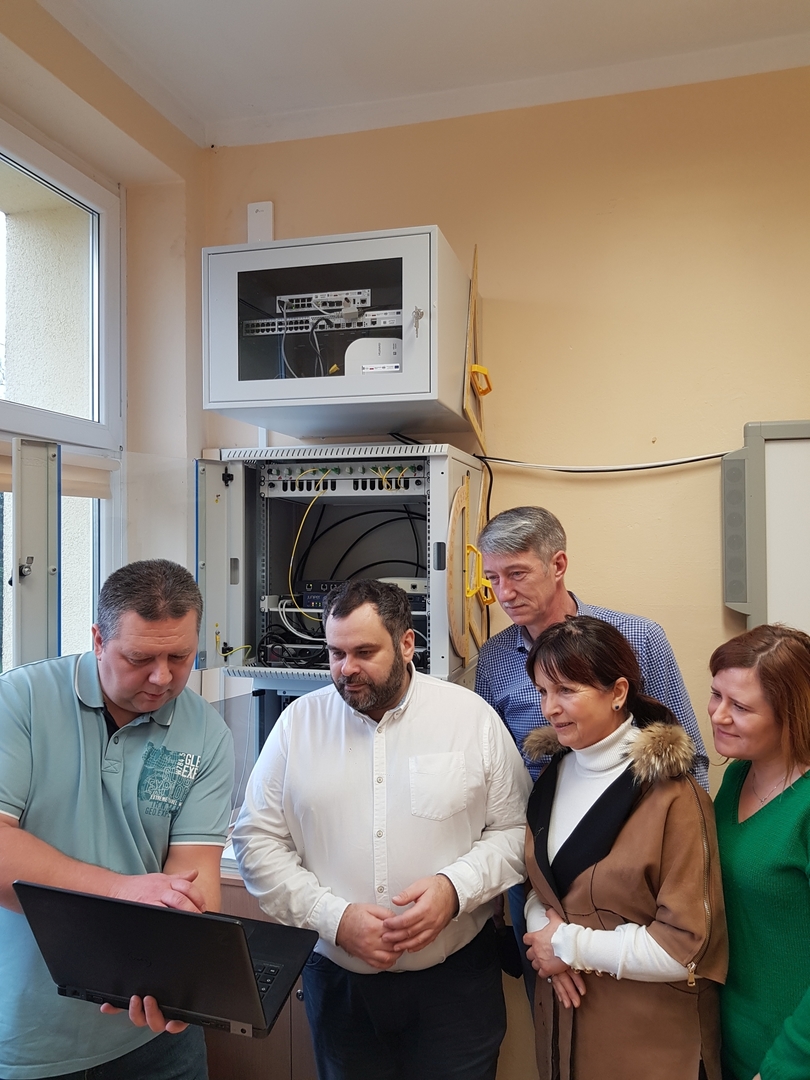 Zdjęcie przedstawia Wójta Gminy Malechowo, Dyrektor ZS w Ostrowcu, Kierownika Referatu Oświaty oraz dwóch nauczycieli.