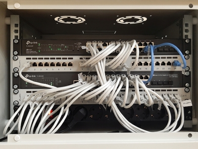 Zdjęcie przedstawia zmodernizowaną sieć teleinformatyczną.