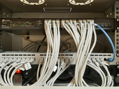 Zdjęcie przedstawia zmodernizowaną sieć teleinformatyczną.