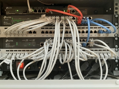 Zdjęcie przedstawia zmodernizowaną sieć teleinformatyczną.