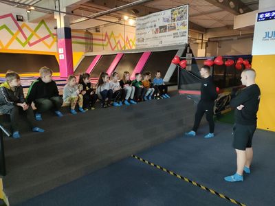 Dzieci ze Świetlicy Kultury w Malechowie słuchają uwag instruktorów przed wejściem na atrakcje sportowo - zręcznościowe.