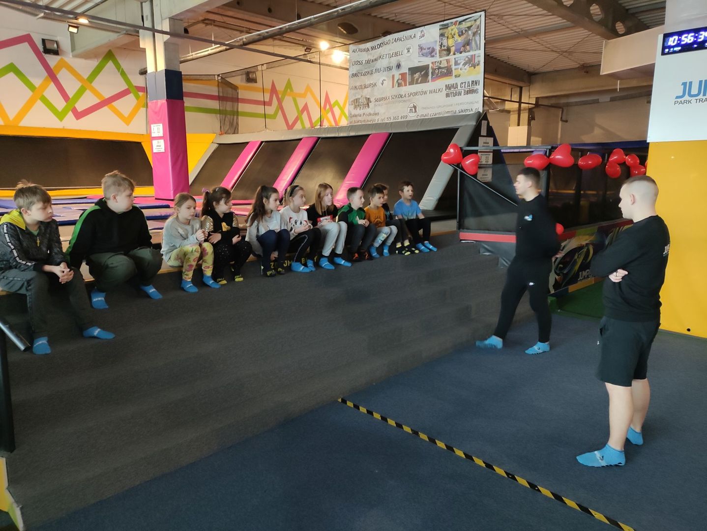 Dzieci ze Świetlicy Kultury w Malechowie słuchają uwag instruktorów przed wejściem na atrakcje sportowo - zręcznościowe. 
