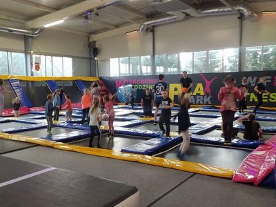 Dzieci z Placówki Wsparcia Dziennego z Lasek na trampolinach w Parku Trampolin w Koszalinie.
