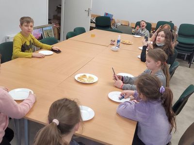 Dzieci ze Świetlicy Kultury smakują gofrów. 