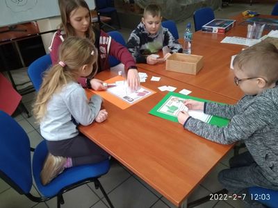 Dzieci z Placówki Wsparcia Dziennego w Pękaninie podczas przygotowywania materiałów dotyczących bezpieczeństwa w sieci.