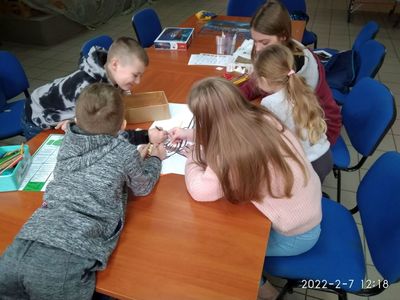 Dzieci z Placówki Wsparcia Dziennego w Pękaninie podczas przygotowywania materiałów dotyczących bezpieczeństwa w sieci. 