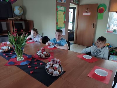 Dzieci z Placówki Wsparcia Dziennego w Kosierzewie podczas walentynkowego poczęstunku.