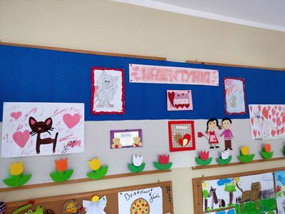 Dekoracja walentynkowa wykonana przez dzieci z Placówki Wsparcia Dziennego w Kosierzewie.