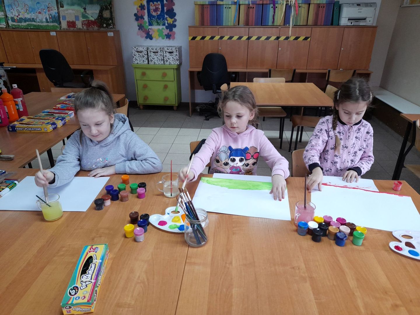 Dzieci z Sulechowa malują farbkami.