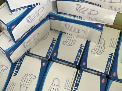 Kartony maseczek jednorazowych, które rozdysponowuje Gmina Malechowo swoim mieszkańcom.