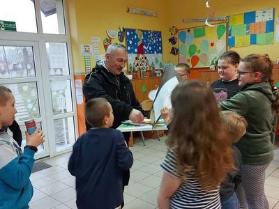 Dzieci z Placówki Wsparcia Dziennego z Lasek z listonoszem.
