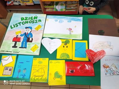 Laurki i obraz dla listonosza od dzieci z Placówki Wsparcia Dziennego z Lasek.