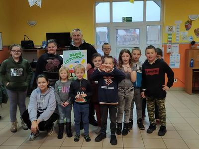 Dzieci z Placówki Wsparcia Dziennego z Lasek z listonoszem.