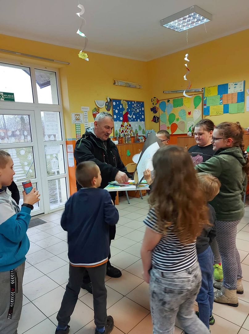 Dzieci z Placówki Wsparcia Dziennego z Lasek z listonoszem.
