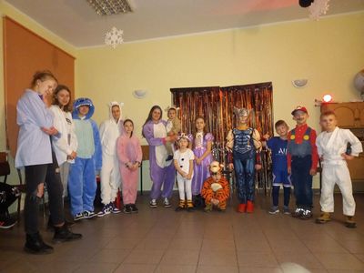 Dzieci z Karwic przebrane w bajkowe postacie podczas balu karnawałowego.