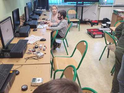 Dzieci ze Świetlicy Kultury w Malechowie podczas składania elementów robota. 