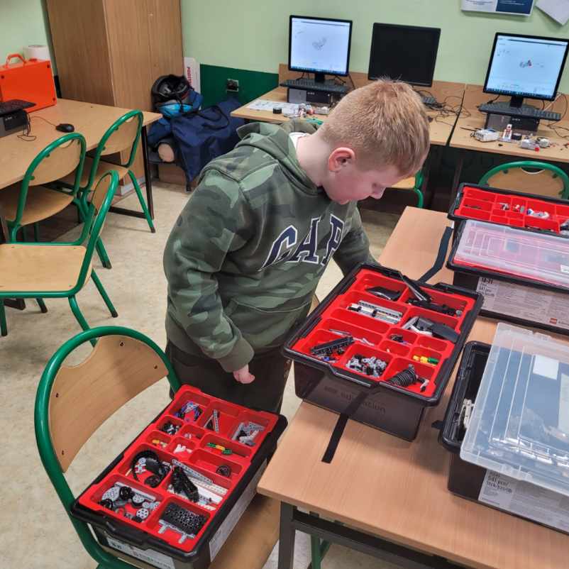 Uczestnik zajęć robotyki w Świetlicy Kultury w Malechowie podczas przygotowywania elementów. 