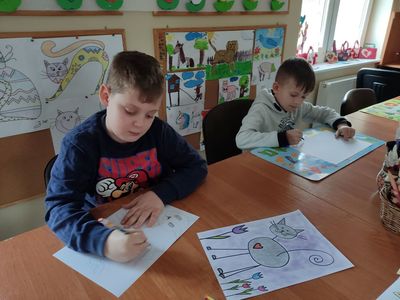 Dwaj chłopcy z Placówki Wsparcia Dziennego w Kosierzewie malują koty.