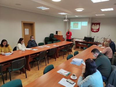 Uczestnicy spotkania animacyjnego dotyczącego Grantów Sołeckich 2022 i prowadząca animatorka.