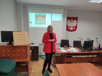 Prowadząca animatorka w sali konferencyjnej malechowskiego Urzędu. 