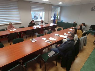 Sołtysi i radni, osoby aktywnie działające w gminie podczas spotkania dotyczącego Grantów Sołeckich. 