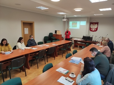 Uczestnicy spotkania animacyjnego dotyczącego Grantów Sołeckich 2022 i prowadząca animatorka.