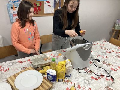 Dziewczynki z Placówki Wsparcia Dziennego w Święcianowie w trakcie przygotowywania ciasta na gofry.