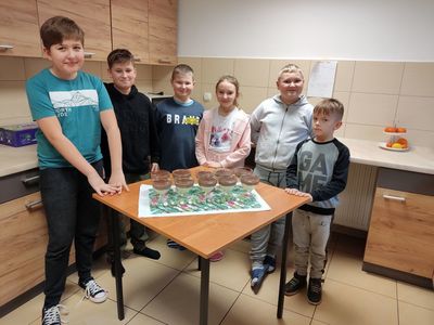 Dzieci z Placówki Wsparcia Dziennego w Kosierzewie przy stoliku z przygotowanym deserem.
