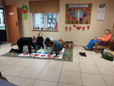 Dzieci z Placówki Wsparcia Dziennego w Kosierzewie grają w Twistera.