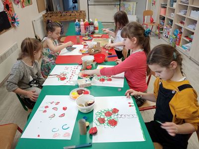 Dzieci malujące farbami z Placówki Wsparcia Dziennego w Niemicy oraz ich dzieła stworzone przez ich samych.