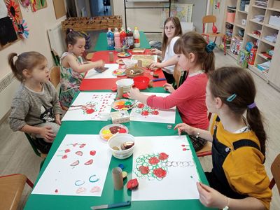 Dzieci malujące farbami z Placówki Wsparcia Dziennego w Niemicy oraz ich dzieła stworzone przez ich samych.