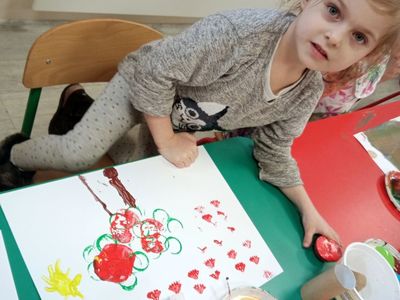 Dzieci malujące farbami z Placówki Wsparcia Dziennego w Niemicy oraz ich dzieła stworzone przez ich samych.