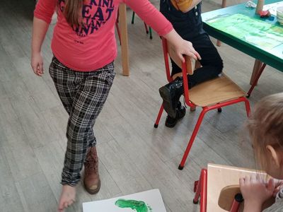 Dzieci malujące farbami z Placówki Wsparcia Dziennego w Niemicy oraz ich dzieła stworzone przez ich samych.