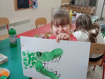 Dziewczynka z Placówki Wsparcia Dziennego w Niemicy oraz jej dzieło.