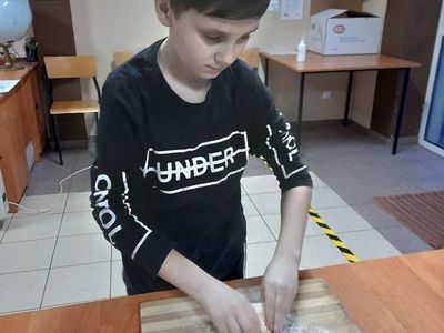 Chłopiec z Placówki Wsparcia Dziennego w Sulechowie podczas przygotowywania pączków.