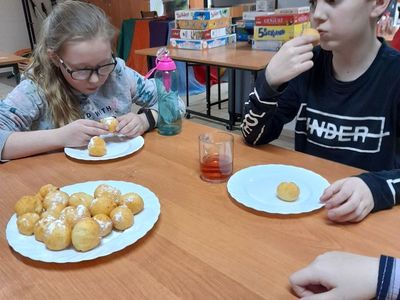Chłopiec z Placówki Wsparcia Dziennego w Sulechowie podczas przygotowywania pączków.