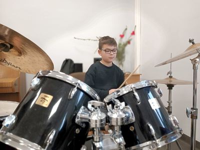 Chłopiec gra na perkusji podczas próby w Świetlicy Kultury w Malechowie.