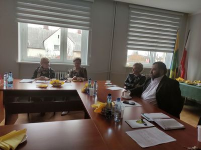 Wójt Radosław Nowakowski i sekretarz Halina Skaza podczas spotkania z liderami. 
