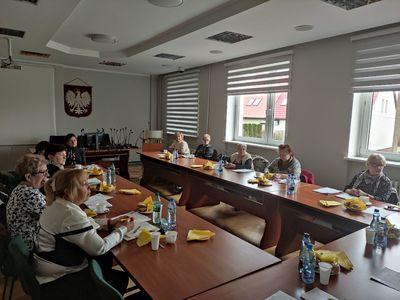 Liderzy Klubów Seniora podczas spotkania z wójtem Radosławem Nowakowskim. 