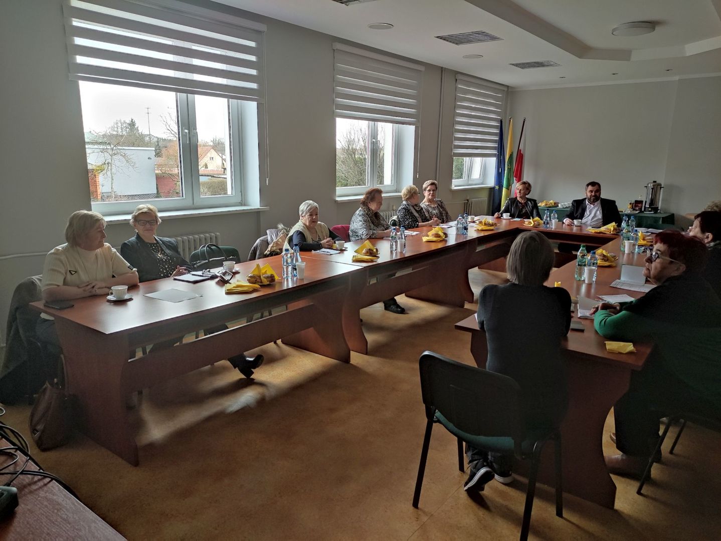 Liderzy Klubów Seniora podczas spotkania z wójtem Radosławem Nowakowskim.