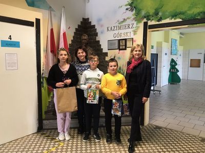 Nagrodzeni w gminnym konkursie "Segreguj odpady" z dyrektor i opiekunem grupy.