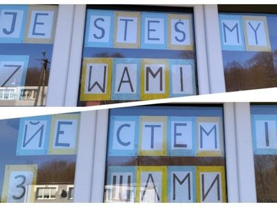 Napis "Jesteśmy z Wami" wykonany przez wychowanków z PWD z Lasek.