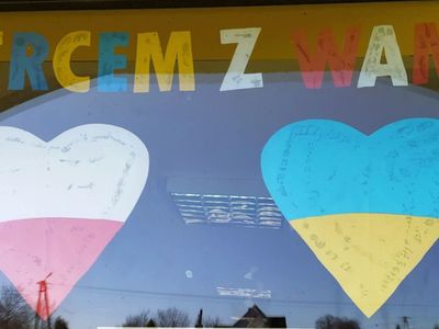 Ozdoby wspierające Ukrainę wykonane przez wychowanków z PWD z Lasek. 