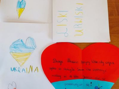 Dzieci z PWD z Lasek wykonują laurki wspierające mieszkańców Ukrainy. 