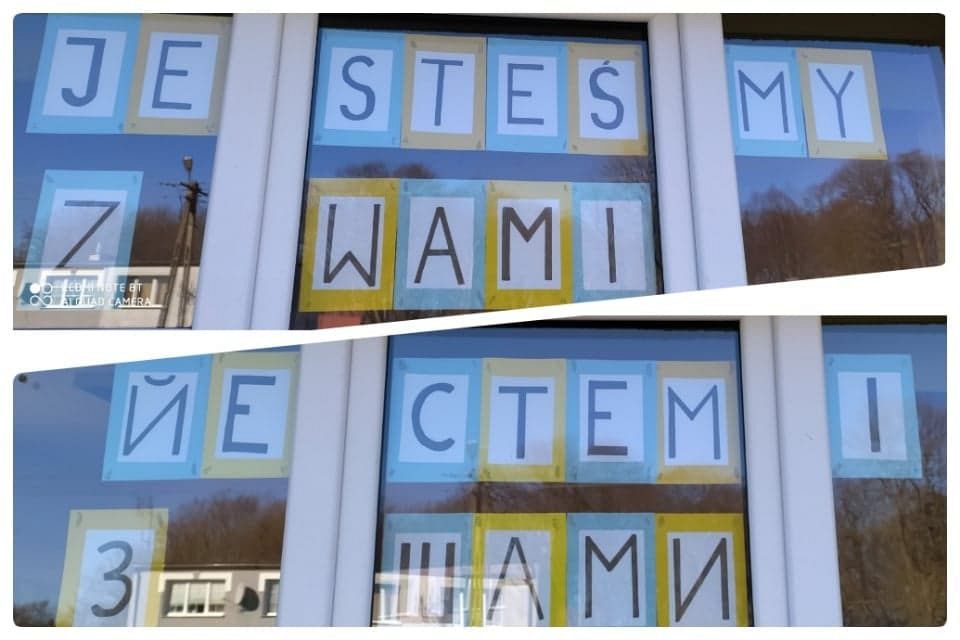 Napis "Jesteśmy z Wami" wykonany przez wychowanków z PWD z Lasek. 