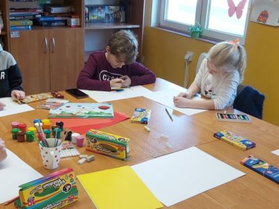 Dzieci z Placówki Wsparcia Dziennego w Podgórkach przygotowują prace plastyczne na temat sytuacji na Ukrainie.